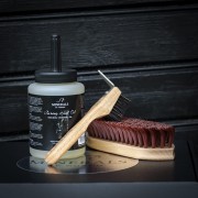 aplikacja-oleju-do-kopyt-konia-pielegnacja-kopyt-minerals-by-nordic-caring-hoof-oil