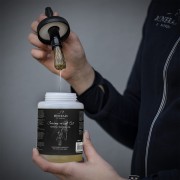 olej-do-kopyt-konia-z-pedzelkiem-aplikacja-minerals-by-nordic-caring-hoof-oil