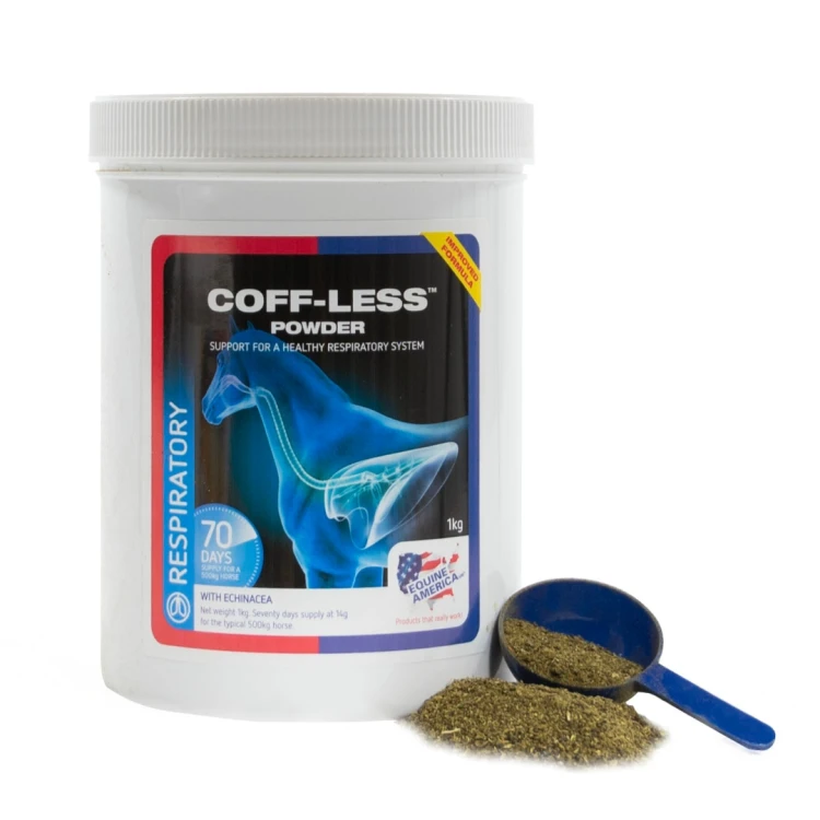 Coff-Less Powder 1 kg – suplement dla koni wspierający układ oddechowy z echinaceą. Opakowanie z miarką i zielonym proszkiem.