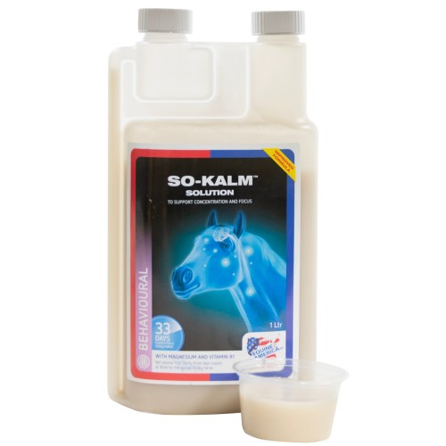 So-Kalm Solution dla koni 1 l Equine America – butelka z płynem i miarka