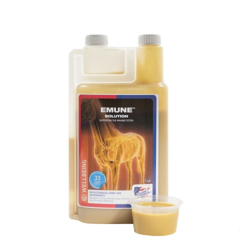 Emune Solution 1 L Equine America – płynny suplement dla koni wspierający prawidłowe funkcjonowanie układu odpornościowego.