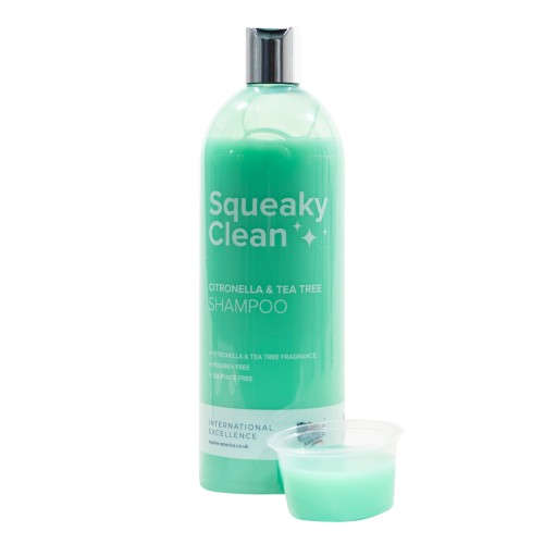 Squeaky Clean Citronella &amp; Tea Tree Shampoo 1 L dla koni. Szampon z olejkiem citronella i tea tree do pielęgnacji sierści, grzywy i ogona. Bez parabenów i siarczanów.