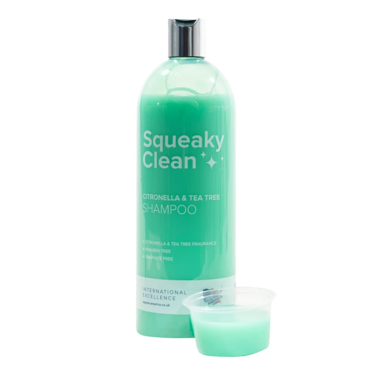 Squeaky Clean Citronella &amp; Tea Tree Shampoo 1 L dla koni. Szampon z olejkiem citronella i tea tree do pielęgnacji sierści, grzywy i ogona. Bez parabenów i siarczanów.